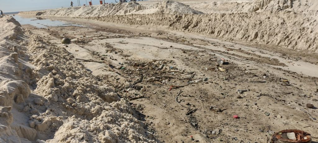 Gari trabalha na limpeza da praia de Copacabana, na Zona Sul do Rio