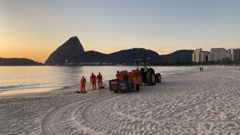 Gari trabalhando na limpeza da praia de Botafogo, na Zona Sul do Rio