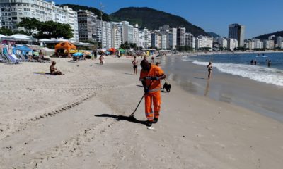 Gari trabalhando na limpeza da praia de Copacabana, na Zona Sul do Rio