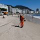Gari trabalhando na limpeza da praia de Copacabana, na Zona Sul do Rio