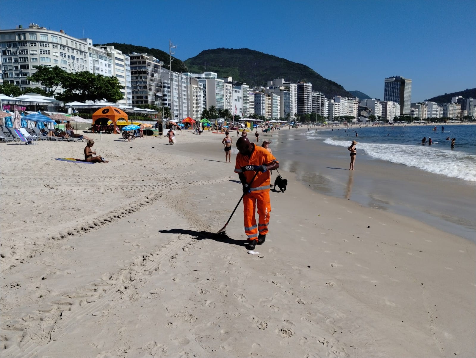 Gari trabalhando na limpeza da praia de Copacabana, na Zona Sul do Rio