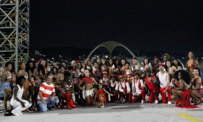 Projeto 'A beleza da Gata' entrega kits de maquiagens para passistas de escolas de samba (Foto: Carnafoto/ Divulgação)