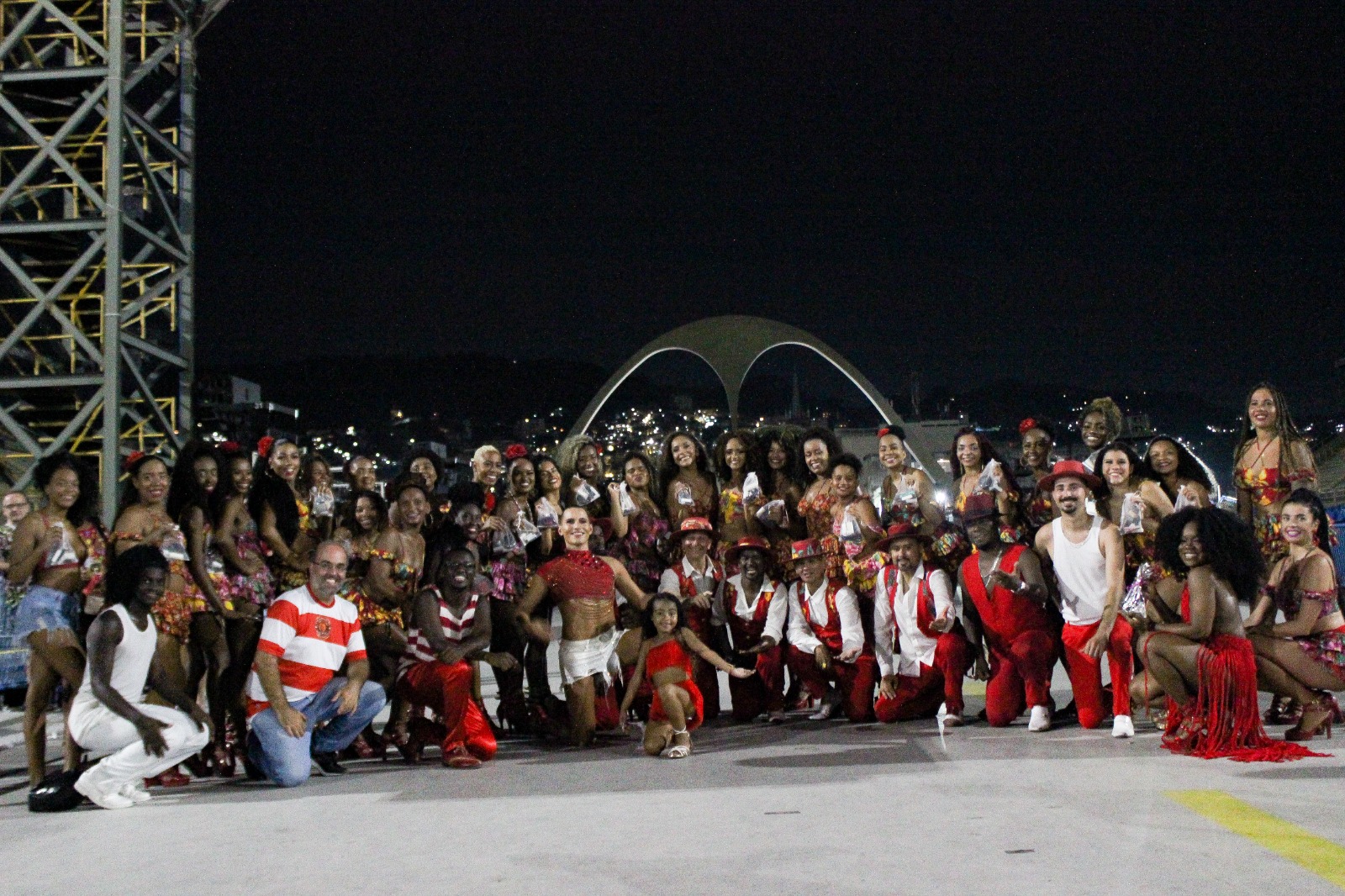 Projeto 'A beleza da Gata' entrega kits de maquiagens para passistas de escolas de samba (Foto: Carnafoto/ Divulgação)