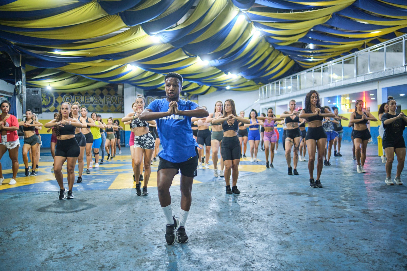 Alex Coutinho dá aula de samba na Paraíso do Tuiti