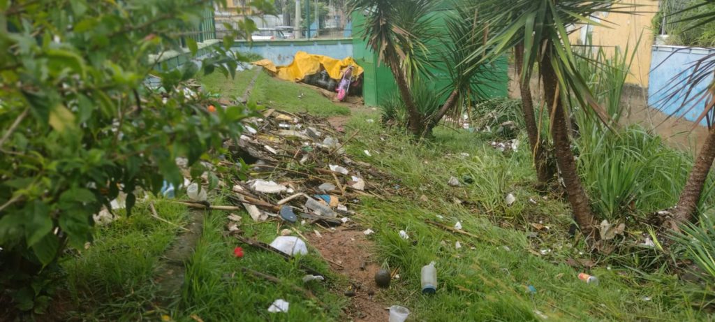 Praça Zé Garoto amanhece cheia de lixo após temporal atingir São Gonçalo