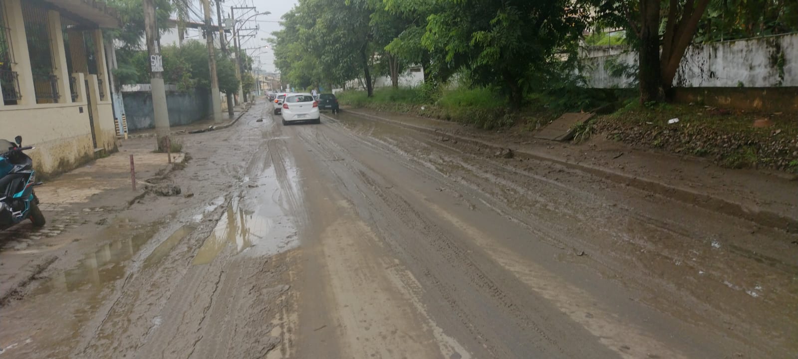 Rua amanhece lamacenta após temporal atingir São Gonçalo