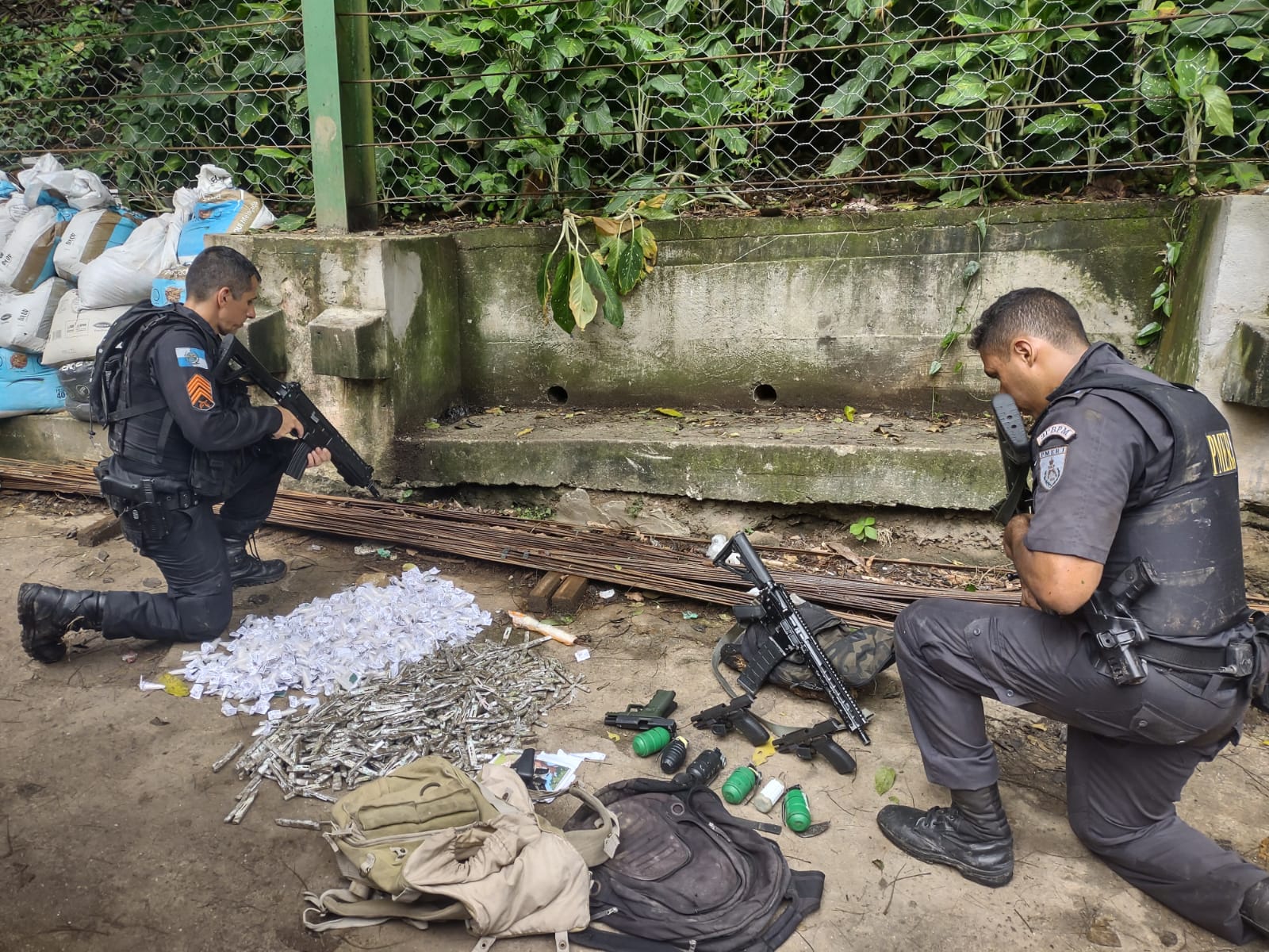 Tiroteio entre policiais e criminosos termina com suspeito morto e cinco presos no Itanhangá