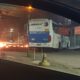 Ônibus e caminhão são atravessados em rua na Vila Aliança para impedir ação da PM