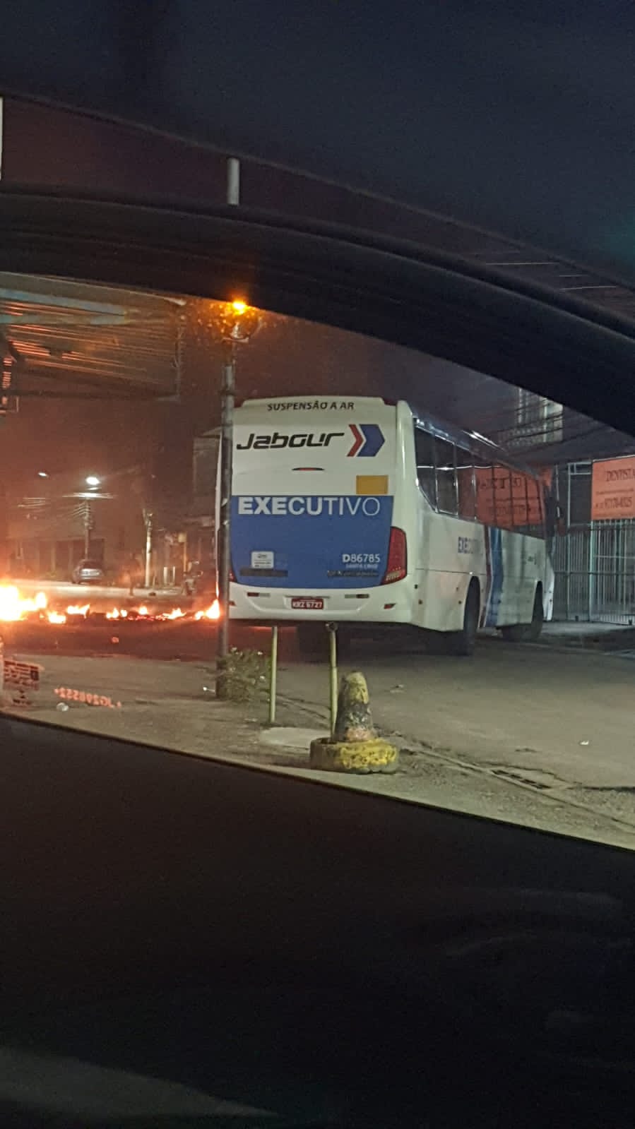 Ônibus e caminhão são atravessados em rua na Vila Aliança para impedir ação da PM