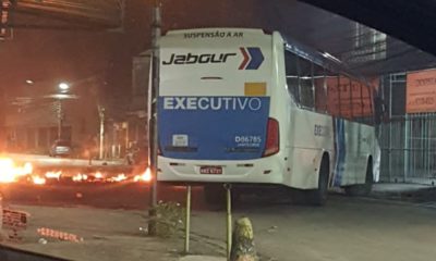 Ônibus é utilizado para bloquear a Estrada do Taquaral para impedir a atuação da Polícia Militar na região