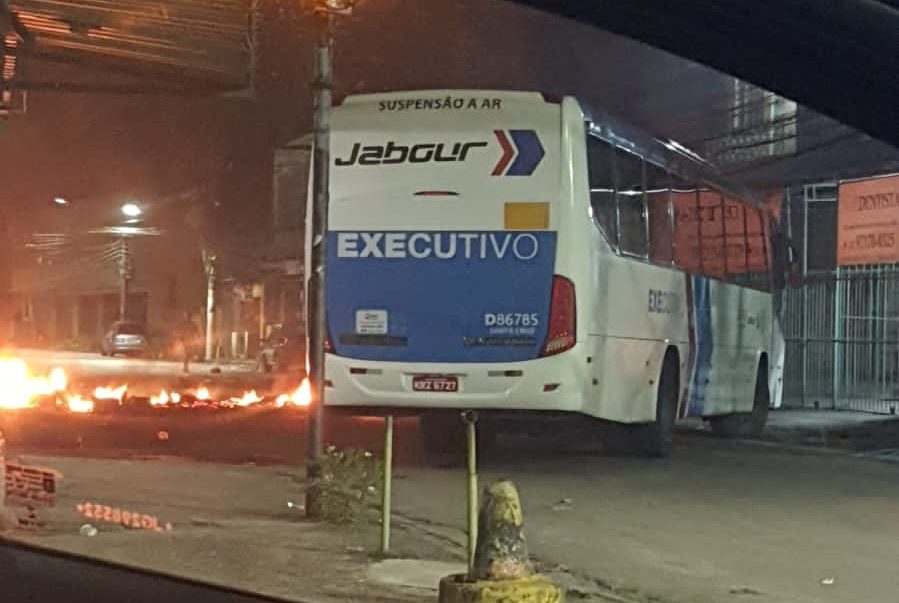 Ônibus é utilizado para bloquear a Estrada do Taquaral para impedir a atuação da Polícia Militar na região