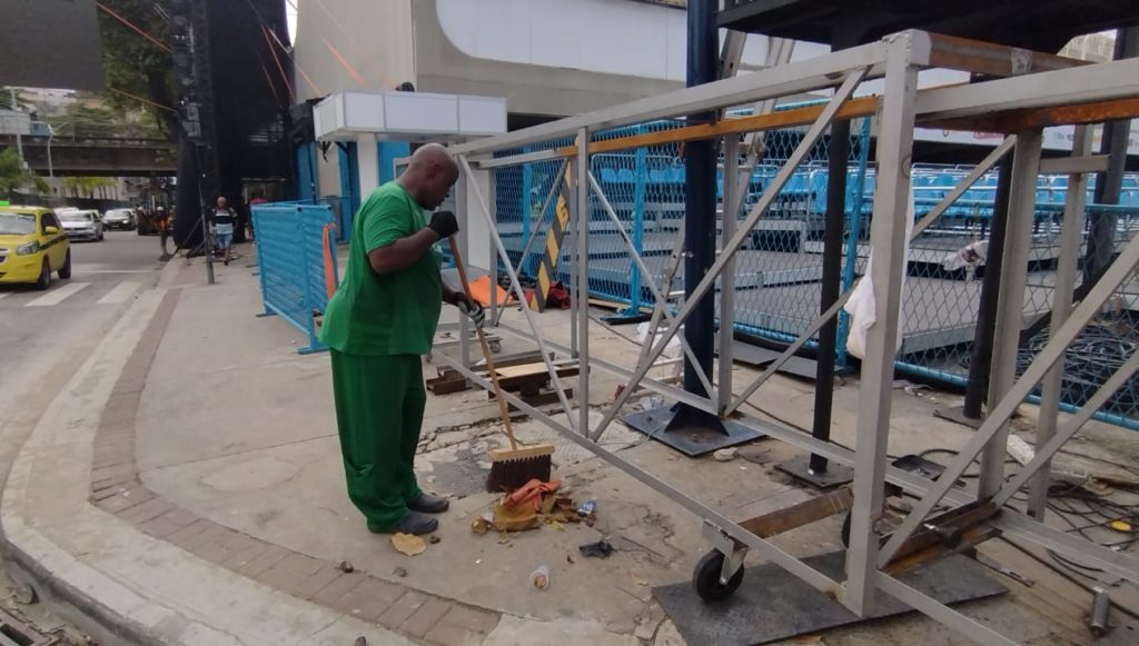 Últimos preparativos para os desfiles na Marquês de Sapucaí