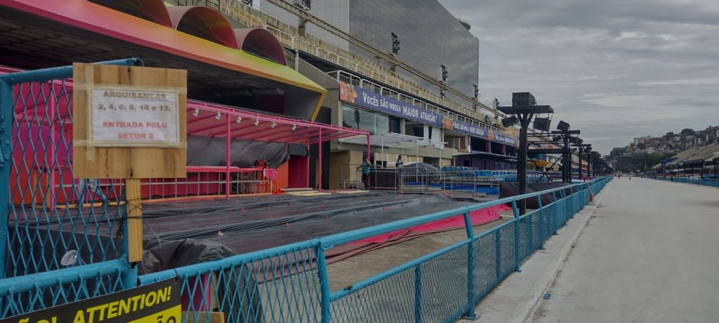 Últimos preparativos para os desfiles na Marquês de Sapucaí