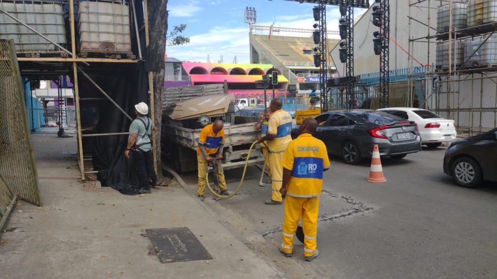 Últimos preparativos para o desfile das escolas de samba na Marquês de Sapucaí