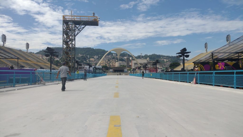 Últimos preparativos para o desfile das escolas de samba na Marquês de Sapucaí