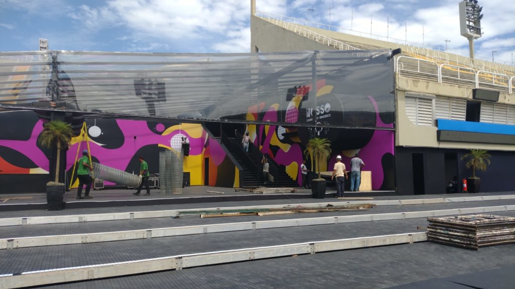 Últimos preparativos para o desfile das escolas de samba na Marquês de Sapucaí