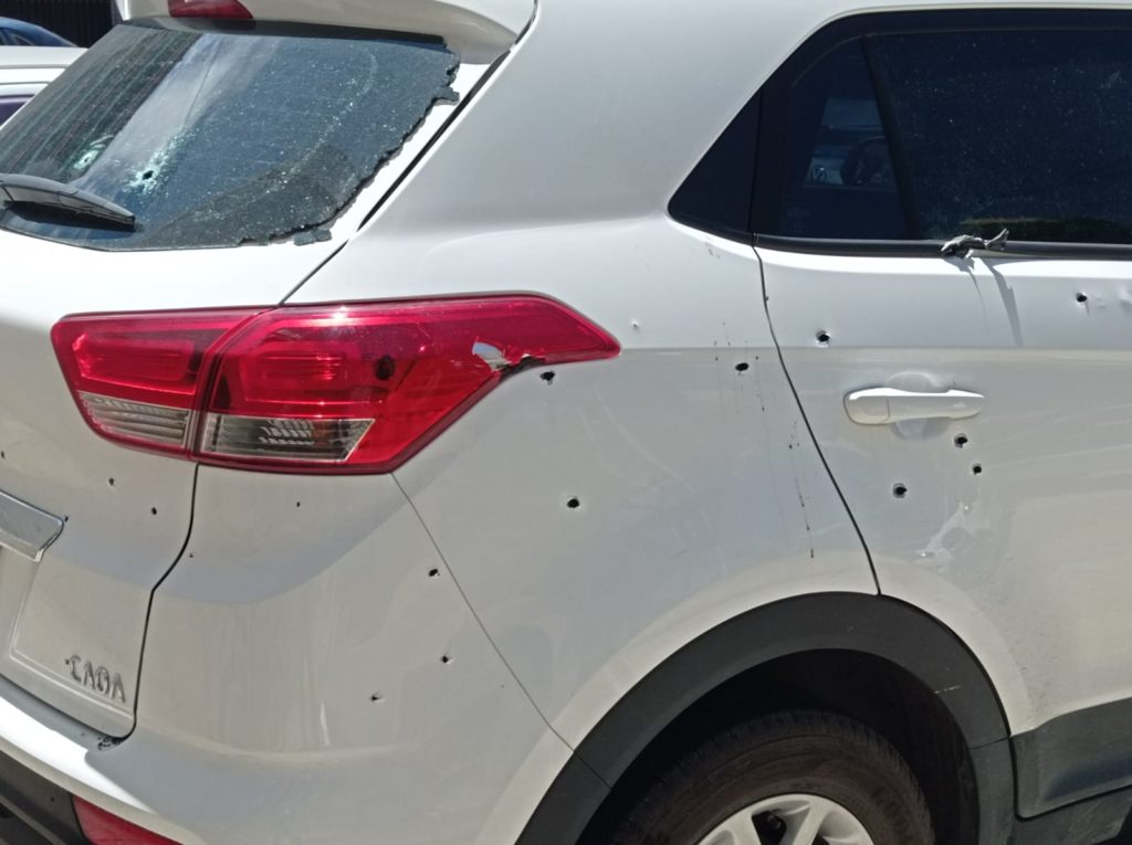 Carro com marcas de tiros após confronto entre policiais e criminosos na Zona Norte do Rio