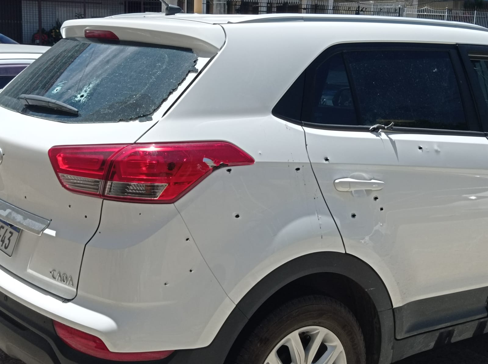 Carro com marcas de tiros após confronto entre policiais e criminosos na Zona Norte do Rio