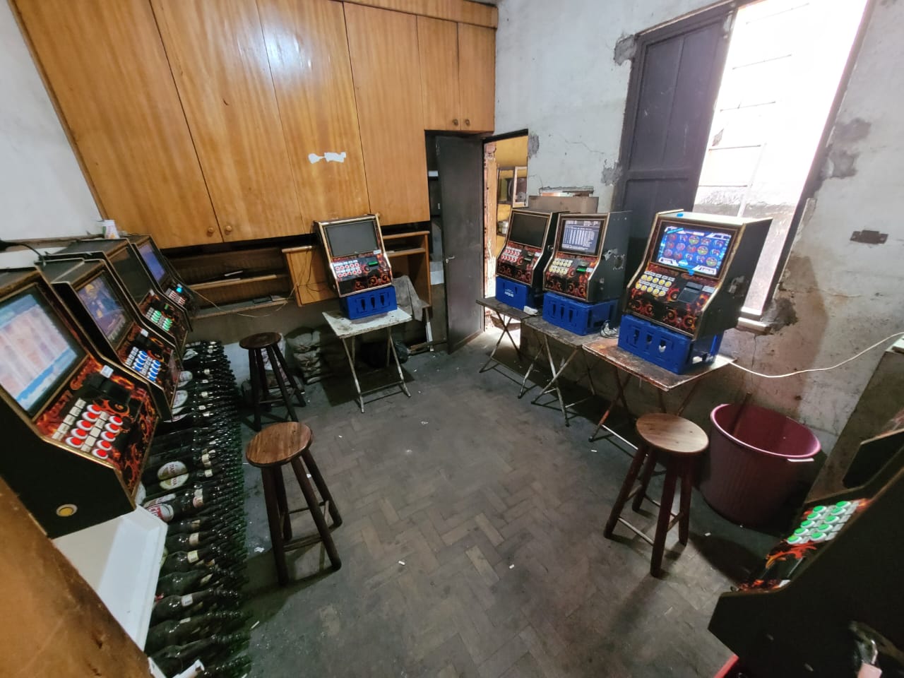 Máquinas caca-níqueis são apreendidas em bar na Zona Oeste (Foto: Reprodução/ PCERJ)