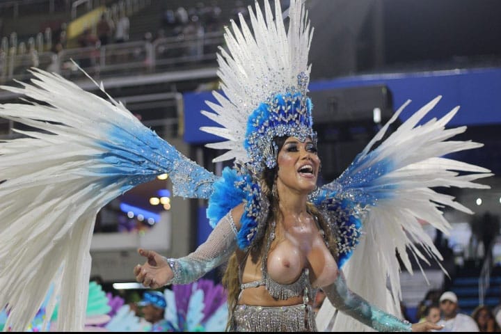 Marido se separa de Mulher Abacaxi após 'caminhoneira' desfilar com seios de fora na Sapucaí (Foto: Allan Bertozzi/ Divulgação)