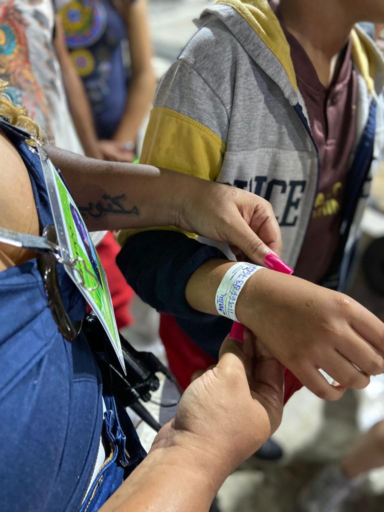 Secretaria de Assistência Social distribui pulseiras de identificação para crianças na Sapucaí (Foto: Divulgação)