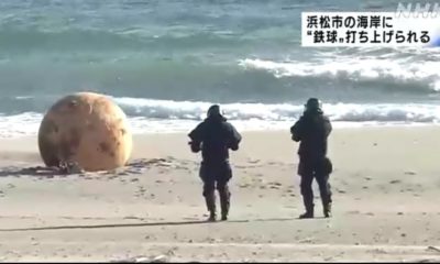 Esfera de ferro na areia de praia assusta banhistas no Japão (Foto: Reprodução/ Internet)
