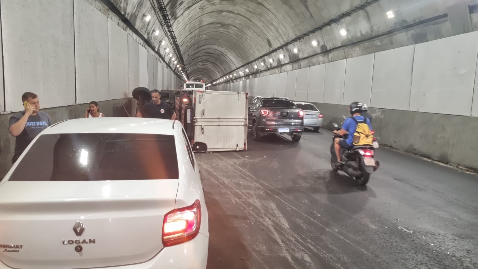 Túnel Rebouças é fechado após acidente entre caminhão e carro no sentido Lagoa