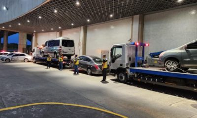 Veículos apreendidos em operação contra transporte irregular no Galeão