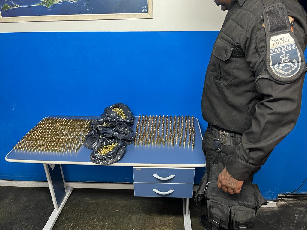Passageiras são presas transportando armas e drogas na Rodoviária do Rio
