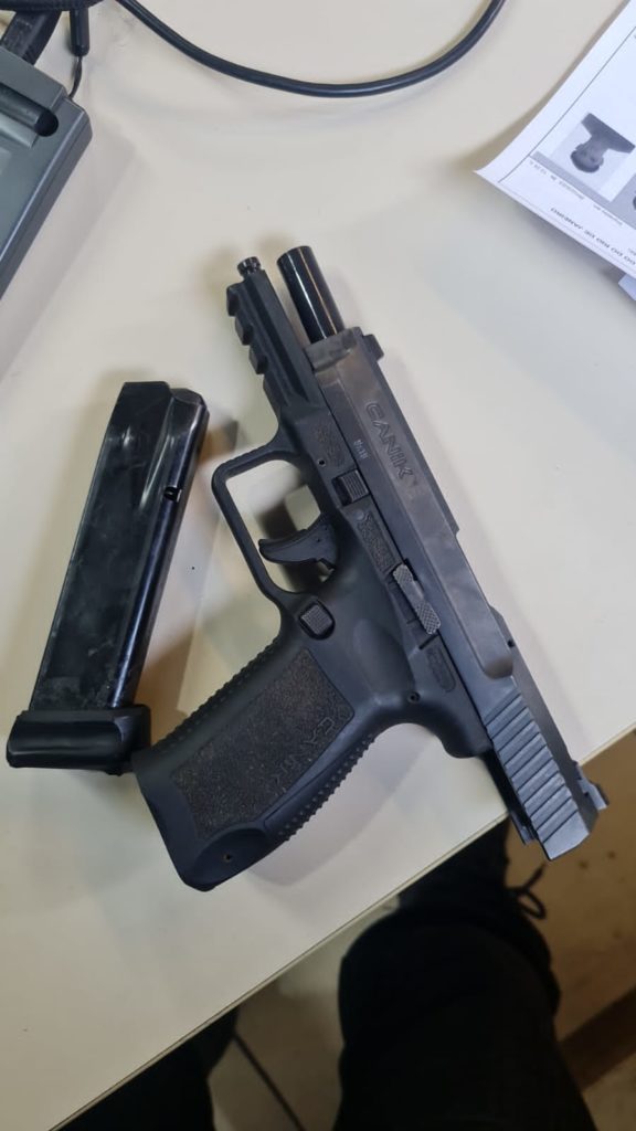 Revólver apreendido na favela da Chacrinha, na Praça Seca