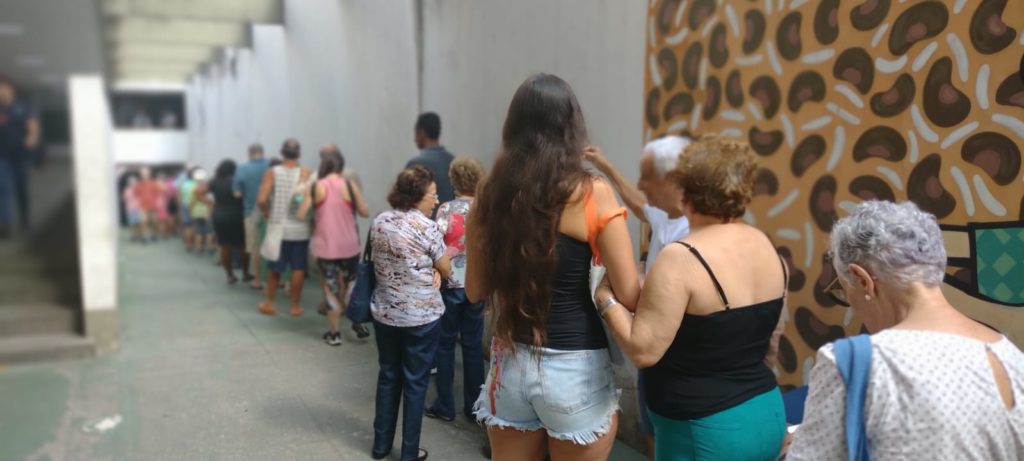 Idosos fazem filas para receber a vacina bivalente contra a Covid-19, no Rio 