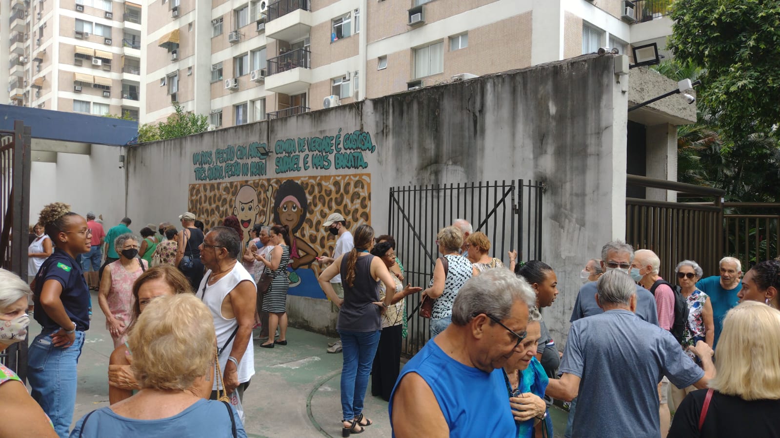 Idosos fazem filas para receber a vacina bivalente contra a Covid-19, no Rio