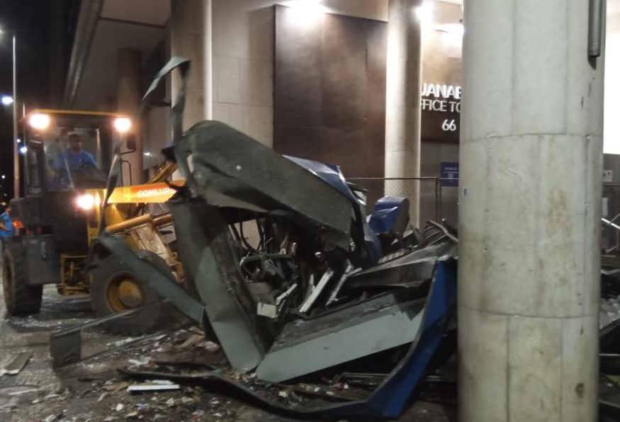 Prefeitura do Rio remove banca abandonada no Centro da cidade