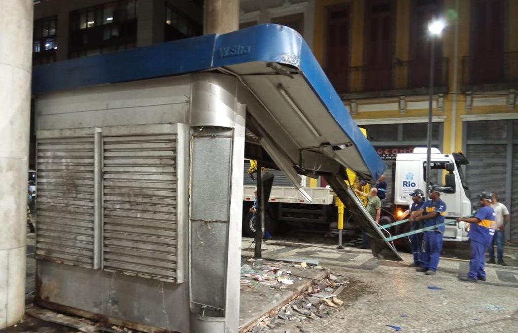 Prefeitura do Rio remove banca abandonada no Centro da cidade
