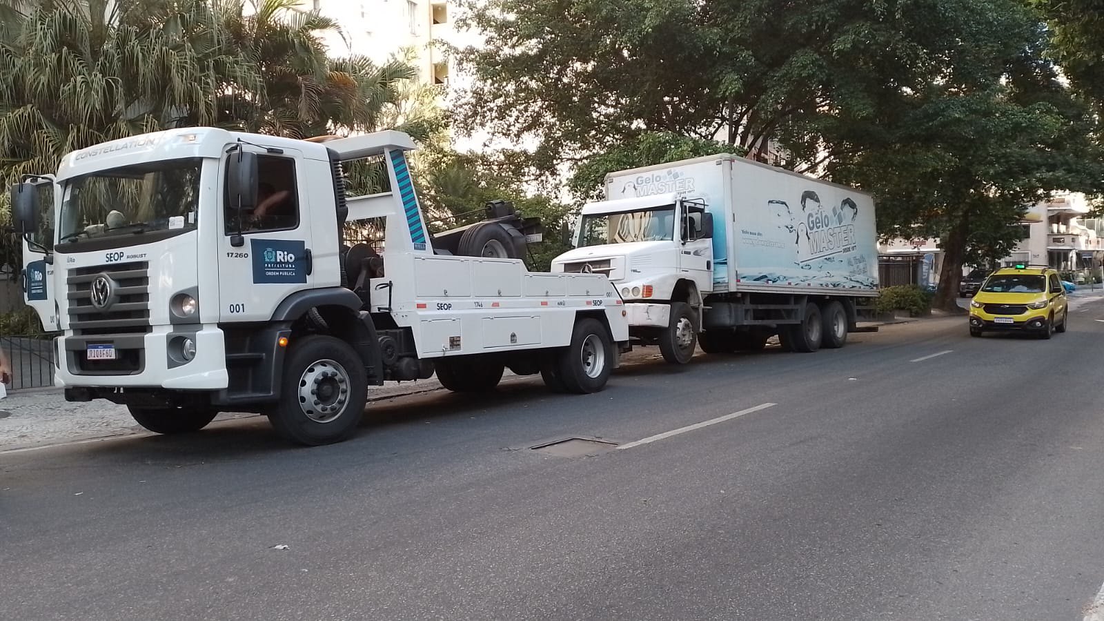 Empresa de gelo é autuada e tem caminhões rebocados por equipes da Prefeitura na Zona Sul do Rio (Foto: Divulgação)