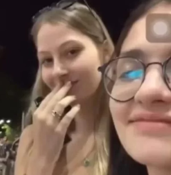 Alunas debocham de colega de classe com 44 anos