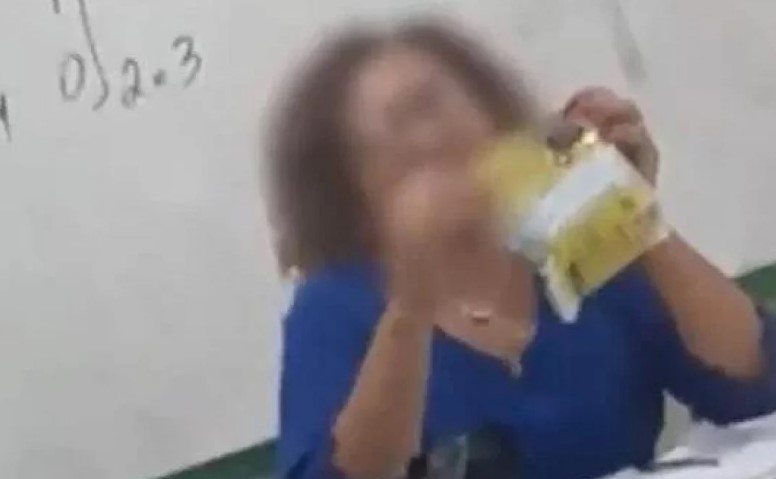 Aluno entrega objeto a professora dizendo que seria um presente pelo Dia Internacional da Mulher