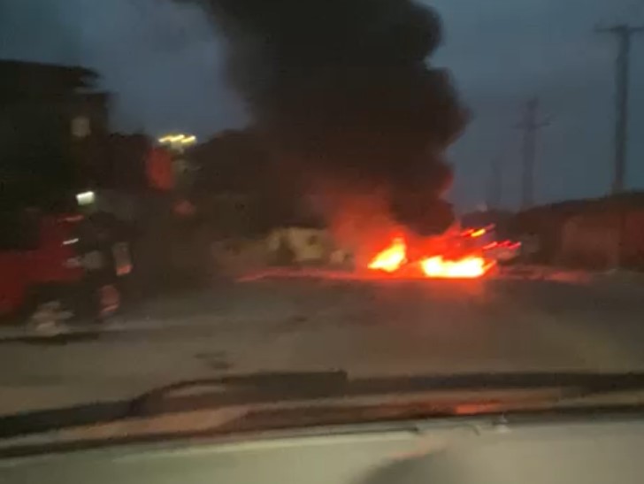 Avenida Cesário de Melo é fechada após protesto