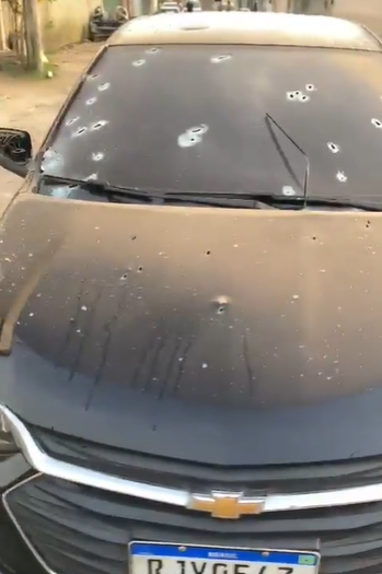 PM escapa da morte após ter o carro atingido por 20 tiros na Baixada