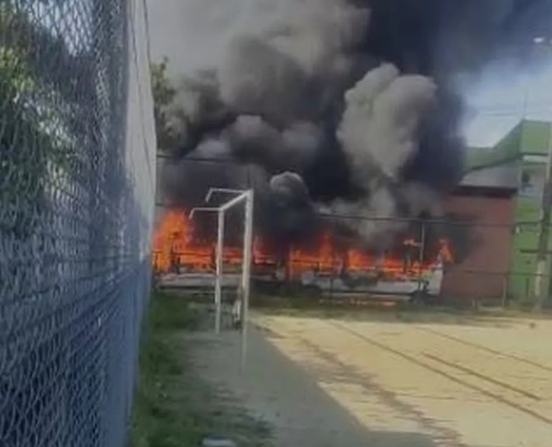 Criminosos ateam fogo em vans na Zona Oeste