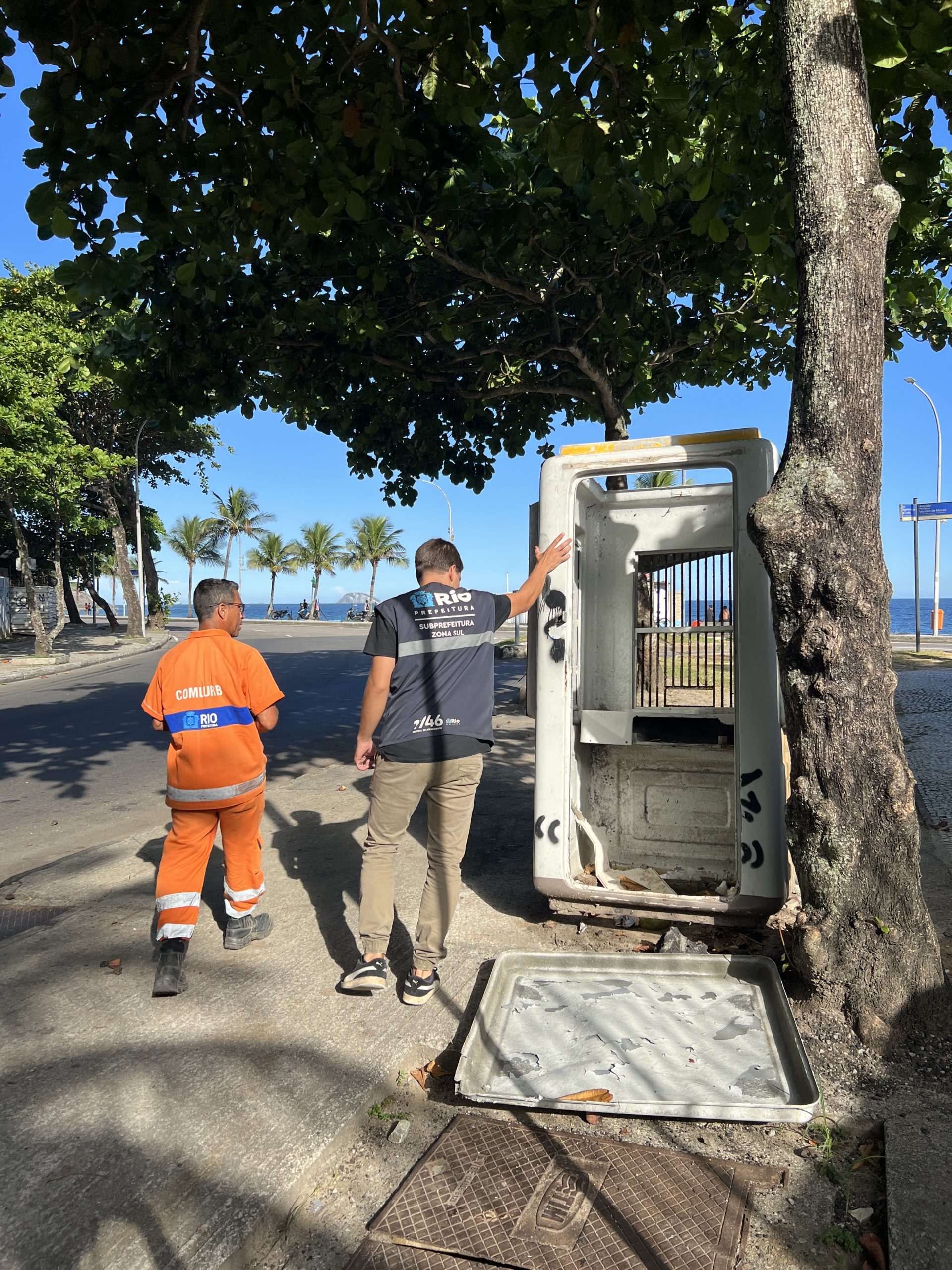 Cabines abandonadas são removidas em São Conrado, na Zona Sul do Rio (Foto: Divulgação)