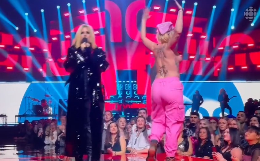 Intrusa invade palco de premiação durante apresentação de Avril Lavigne