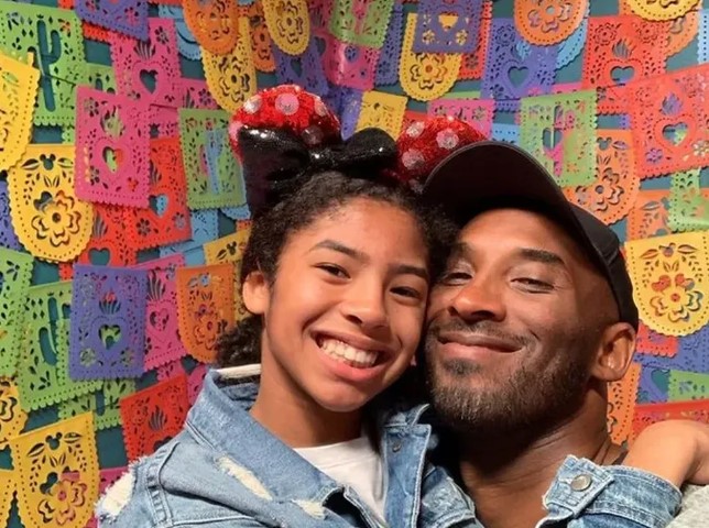 Kobe Bryant e a filha Ginna morreram em um acidente de helicóptero em 2020