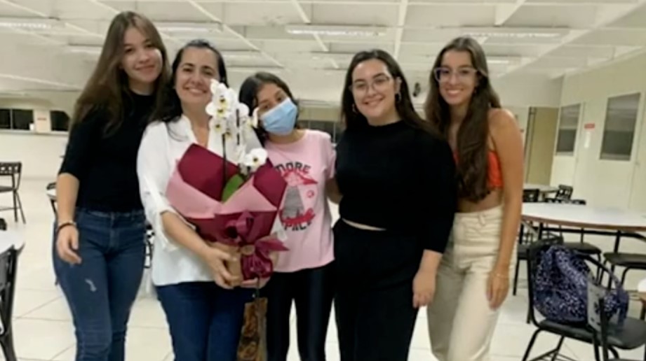 Mulher de 44 anos que foi ofendida por alunas da faculdade recebe homenagens de outros estudantes