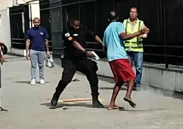 Policial atira no pé de homem durante discussão em Cascadura