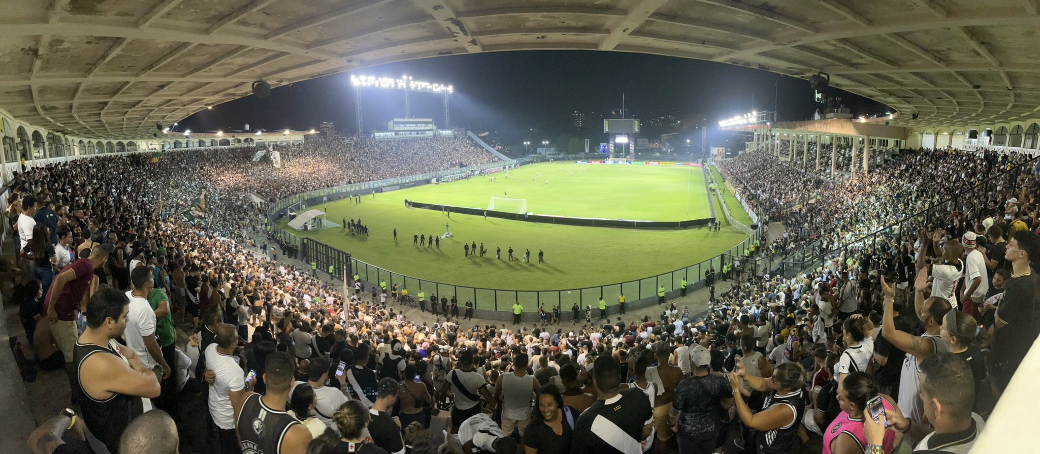 STJD aplica multa e proíbe torcida em 4 jogos do Vasco em São Januário