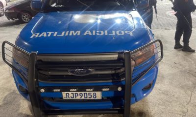 Viatura da Polícia Militar é atingida após tiroteio em Jacarepaguá