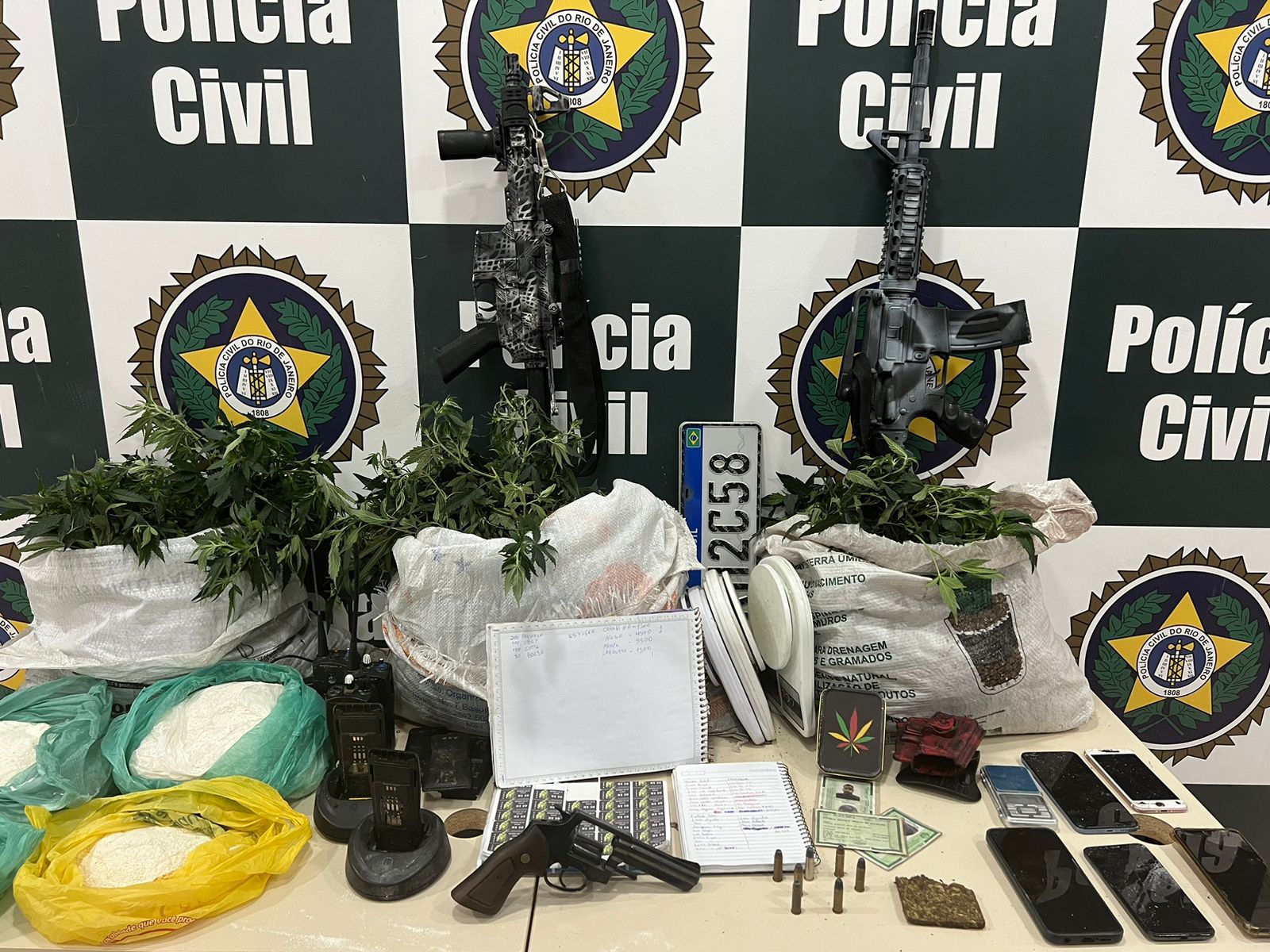 Criminosos são presos durante operação no Complexo da Maré, na Zona Norte do Rio (Foto: Divulgação)