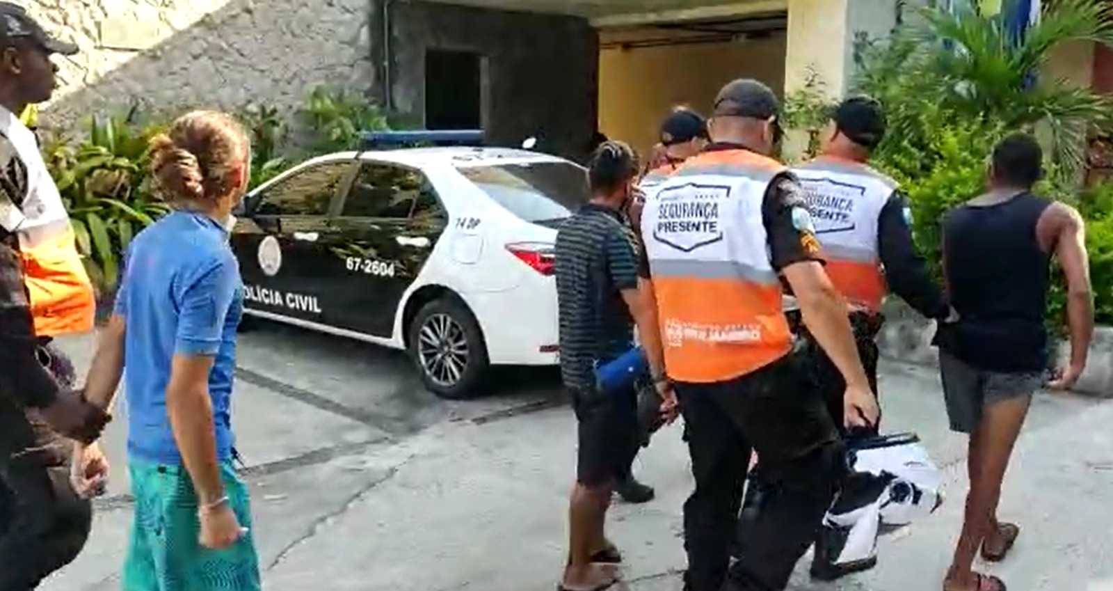 Polícia prende homens com bicho-preguiça na mochila na saída do Parque Lage