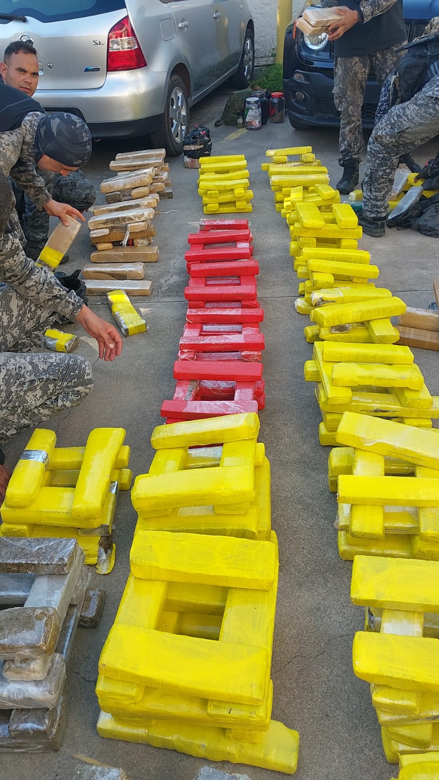 Polícia fecha central clandestina de cartões e apreende drogas em operação no Complexo da Maré, na Zona Norte do Rio (Foto: Divulgação)